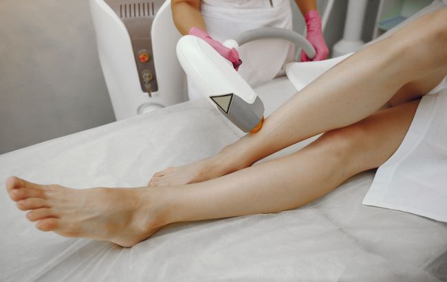 Лазерная эпиляция, бритье и восковые полоски: врачи назвали преимущества и недостатки каждого метода