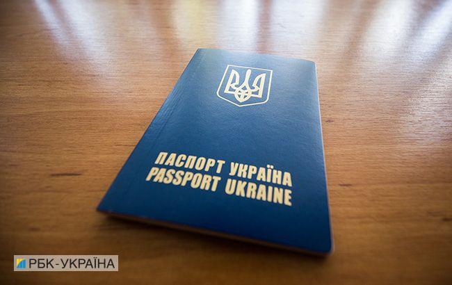 Українські закордонні паспорти отримали понад 140 тисяч кримчан