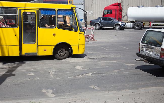 В Киеве агрессивный пассажир устроил поножовщину в маршрутке