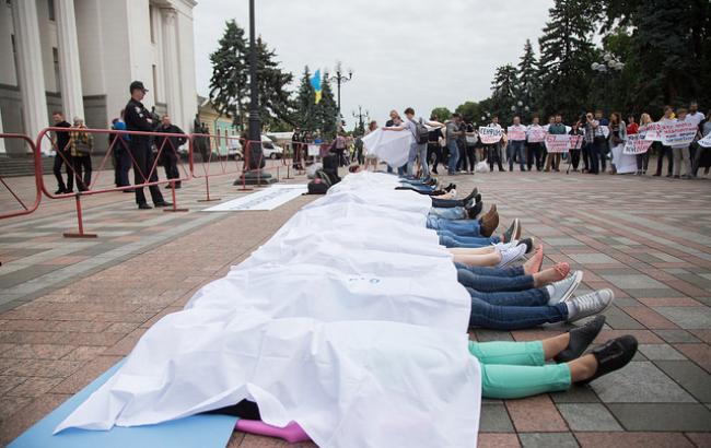 Зачем под Верховной Радой "умирали" люди