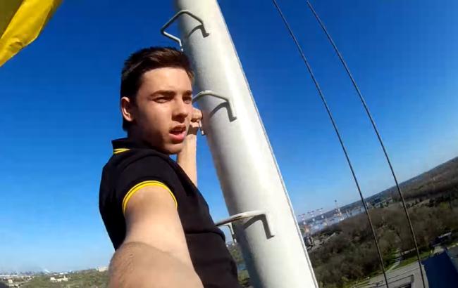 В Запорожье подросток взобрался на самую высокую точку города