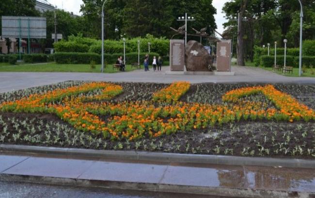 Трезубец вместо Ленина: в Днепродзержинске появилась патриотичная клумба