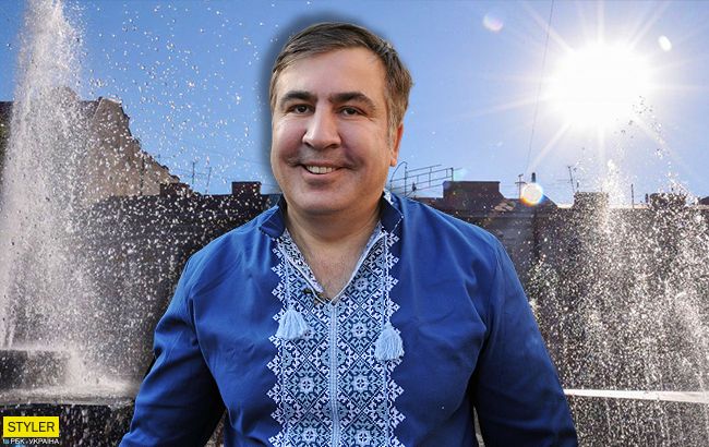 Решил повторить: Саакашвили вслед за Зеленским пробежался под фонтаном (видео)