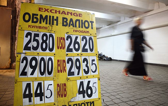 Доллар и евро снижаются на наличном рынке