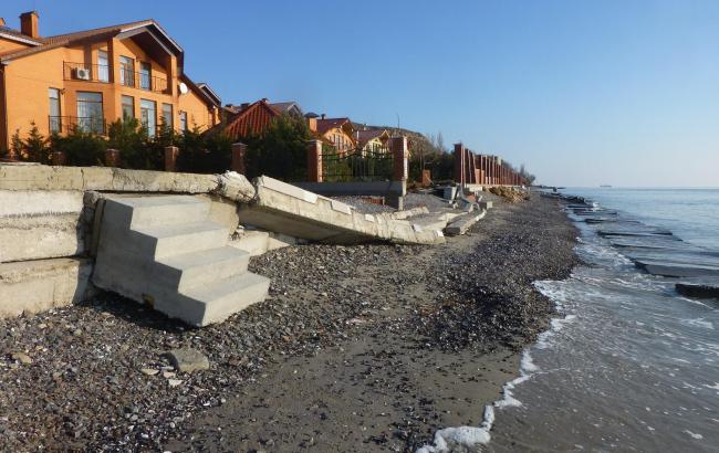 "Глупость безгранична": николаевские судьи уничтожили особняками пляж (фото)