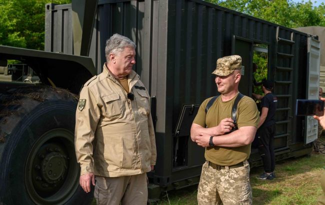 Порошенко привіз десантникам у Донецькій області тягач Foden та мобільний шиномонтаж