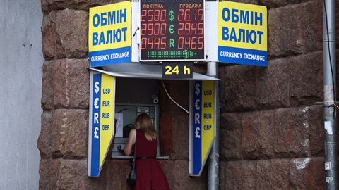 Доллар и евро снижаются на наличном рынке