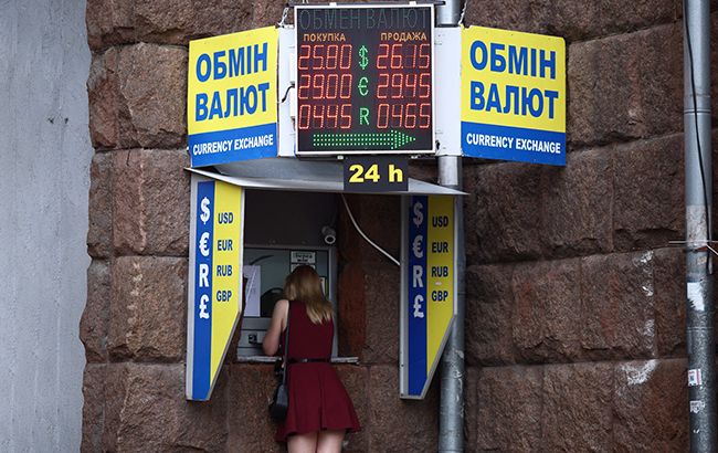 Доллар и евро снижаются на наличном рынке