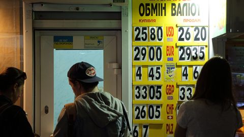 Долар росте, євро знижується на готівковому ринку