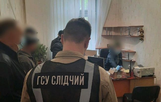 Поліція ліквідувала канал постачання контрафактного алкоголю і тютюну з ОРДЛО