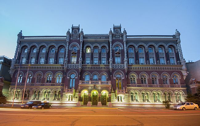 НБУ запропонував виплачувати зарплати та пенсії лише в безготівковій формі