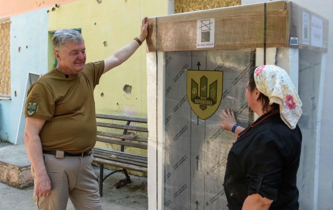 Порошенко привез в волонтерскую пекарню электропечь – вместо уничтоженной россиянами