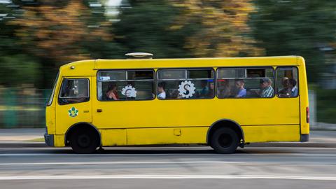 "Маршрутка сильных и независимых": девушки, пытавшиеся толкнуть транспорт, взорвали сеть (видео)