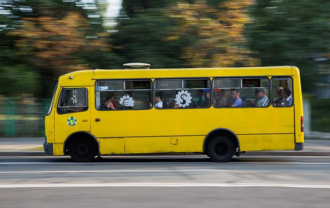 "Недбалість з обох сторін": у Львові дитина випала з маршрутки, яка рушила на ходу (відео)