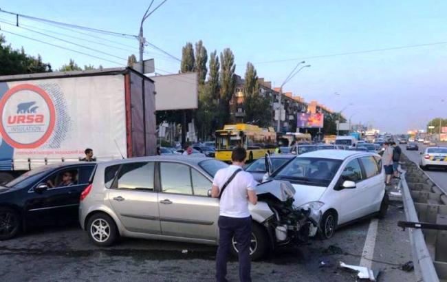 У Києві на проспекті Перемоги зіткнулись 6 автомобілів