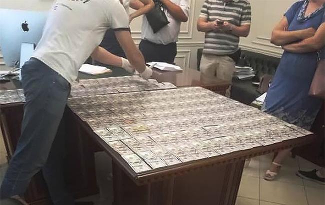 В Запорожье на получении взятки в размере 25 тыс. долларов задержан адвокат