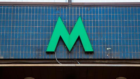 В Киеве полностью обнаженный мужчина гулял по вагону метро (видео)