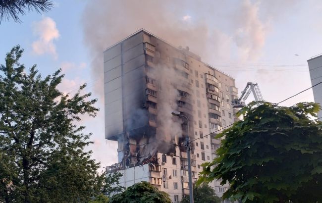 "Пожар начали тушить через час". Киевлянин шокировал деталями о взрыве 16-этажки
