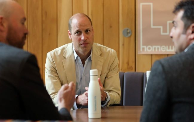 Принц Уильям встретил легенду сборной Англии в закусочной для бездомных: видео