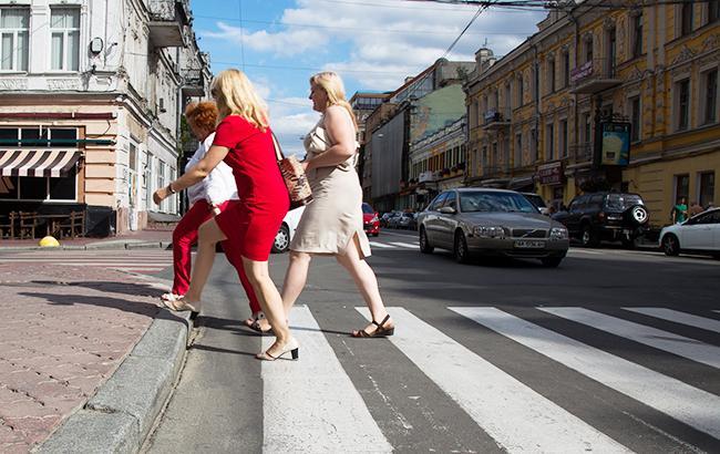 "За пивком": в Киеве "бесстрашные" пешеходы решили перебежать шесть полос (видео)