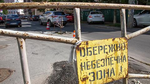 В Одессе посреди проезжей части образовалась огромная пропасть