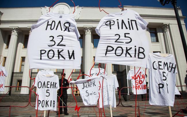 "Люди продолжают умирать": Зачем под Верховной Радой установили кресты с распятыми футболками