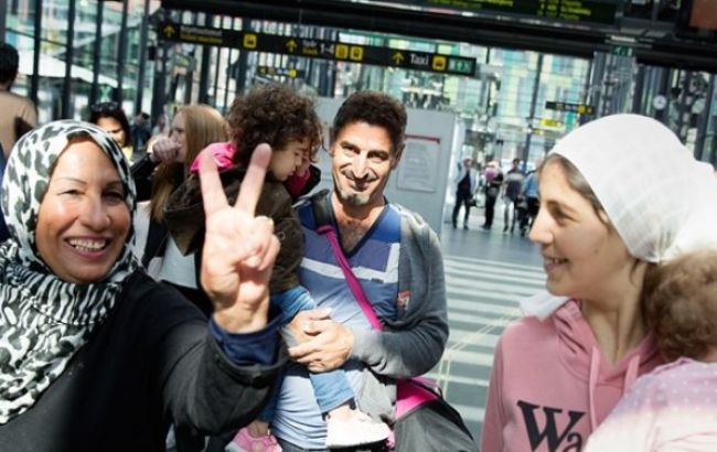 В Швеции беженцы четвертый день живут в автобусе и отказываются селиться в предоставленном жилье