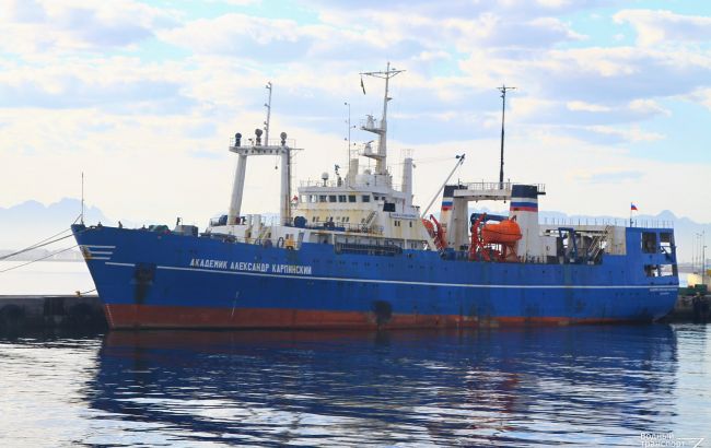 "Руки геть від Антарктиди": російське судно зустріли протестами у Кейптауні