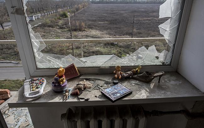Украинские военные, пока тихо, ремонтируют дома местных жителей Донбасса