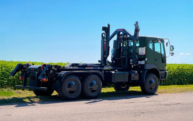 Грузовики, тягачи, вездеходы: в этом году вдвое выросло количество новой автотехники для ВСУ