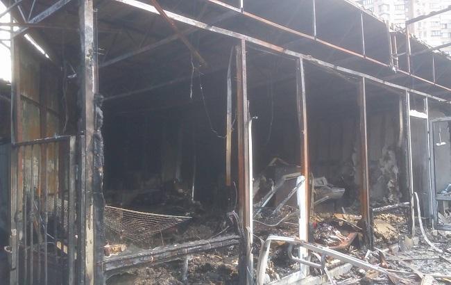 "Забросали бутылками с горючим": в Киеве сгорели дотла торговые ряды (фото)