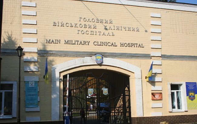 До військового госпіталю в Києві прибув борт із пораненими бійцями