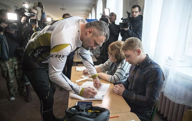 С тренировки и на участок: Кличко приехал голосовать на велосипеде