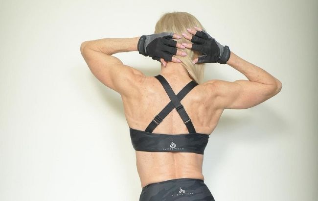 Бабушка-чемпионка по бодибилдингу соблазняет изгибами в бикини: как выглядит красавица