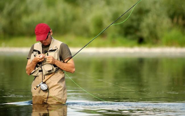 Море вместо трассы: жители Львовской области показали, как ловят рыбу в дорожной яме
