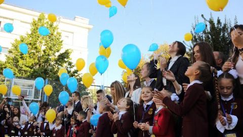 Во Львове на линейке закидали камнями польскую школу