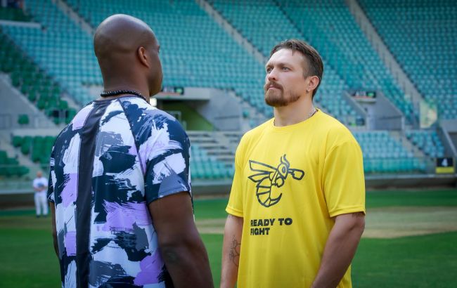 Усик – Дюбуа. Українець влаштував битву поглядів із британцем: відео