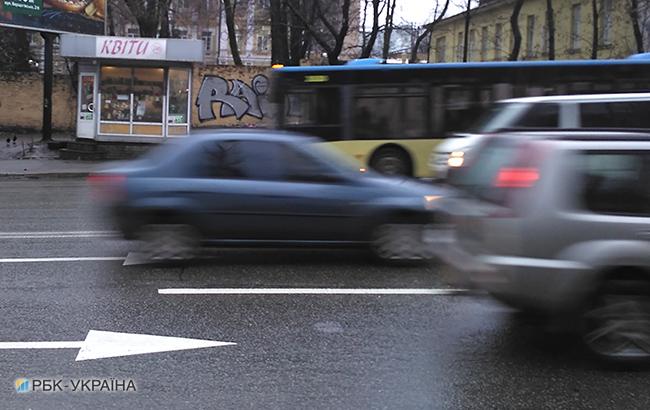 У Запоріжжі трирічна дівчинка кинулася під колеса авто