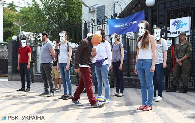 "Путін грає людськими життями": у Києві провели акцію біля посольства Росії (фоторепортаж)