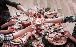 Эти популярные праздничные напитки вызывают неприятный запах изо рта