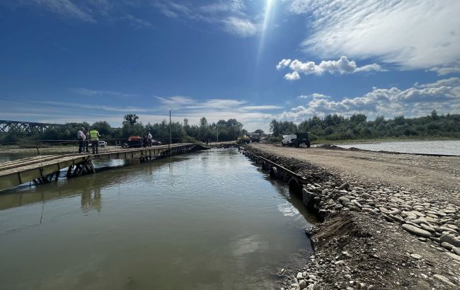 На Закарпатті відновили рух машин трасою Н-09 через річку Тересва