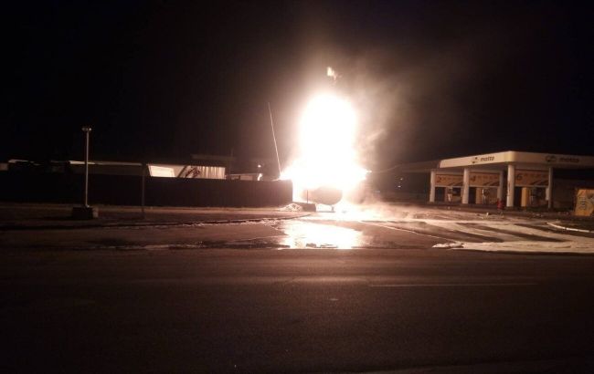 У Полтавській області мікроавтобус зіткнувся з газовою ємністю на АЗС і загорівся