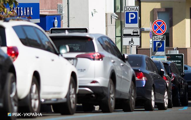 Долой "автохамов": в Киеве хотят сделать "карманы" для парковки авто