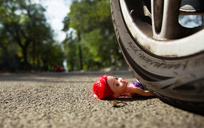 "Чудом выжил": в Киеве водитель сбил подростка на пешеходном переходе