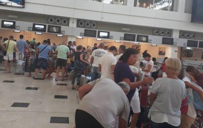 "Це вже ваші проблеми": українські туристи провели 16 годин в аеропорту Анталії (фото)