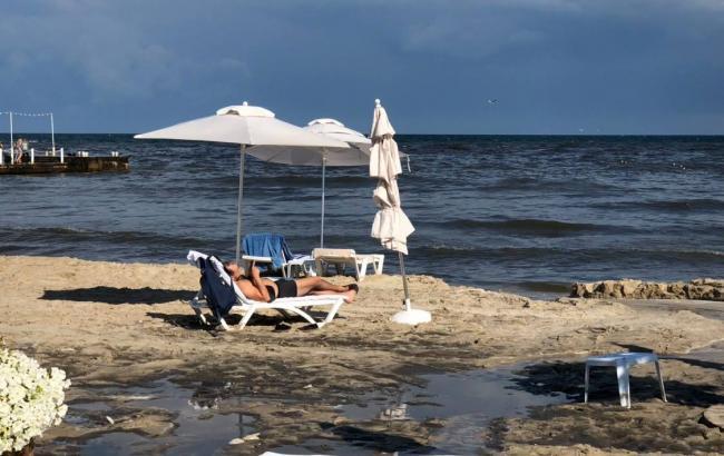 "Плавать не буду": одесский пляж затопило грязной водой из огромного гейзера (видео)
