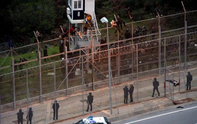 Понад тисячу африканців штурмували кордони іспанського ексклаву Сеута