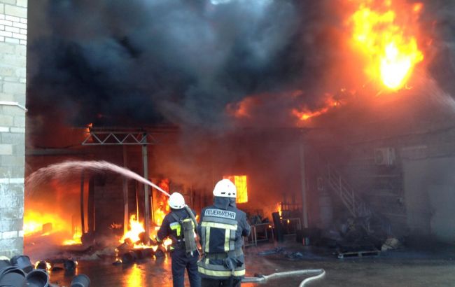 Пожежу на заводі пластмасових виробів під Дніпром ліквідували