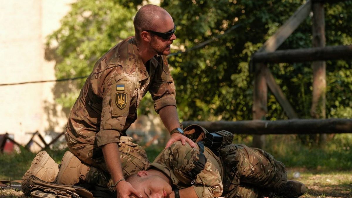 Бійці та волонтери. Україна спрощує видачу іноземцям посвідки на проживання : що відомо