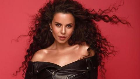 Настя Каменских мүлдем жалаңаш.